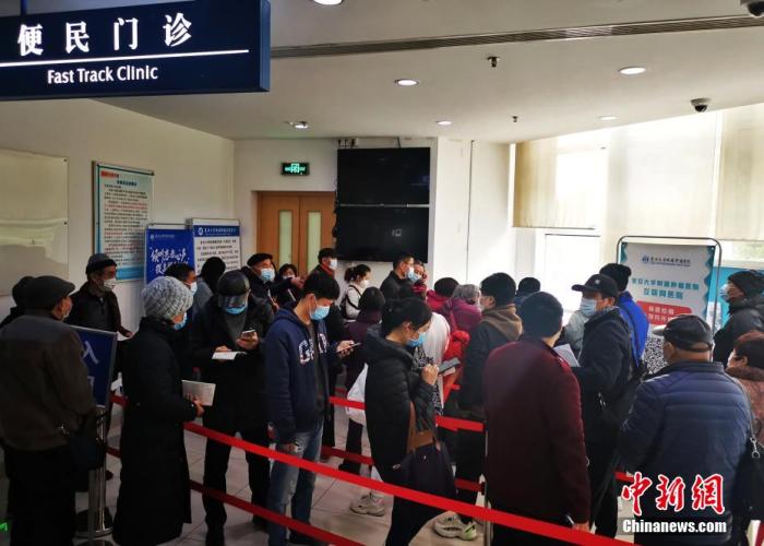 资料图:民众在便民门诊排队就医。 汤彦俊 摄 资料图:民众在便民门诊排队就医。 汤彦俊 摄
