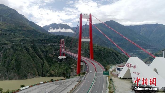 资料图：从成都通往拉萨的川藏公路绵延数千公里，是穿越横断山脉和青藏高原高山峡谷的交通要道。(无人机照片) a target='_blank' href='http://www.chinanews.com/'中新社/a记者 刘忠俊 摄 