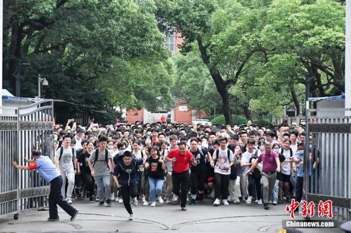 6月9日，考生与老师一同冲出长沙市一中考点。当日，湖南省考生结束2021年全国高考。 a target='_blank' href='http://www.chinanews.com/'中新社/a记者 杨华峰 摄