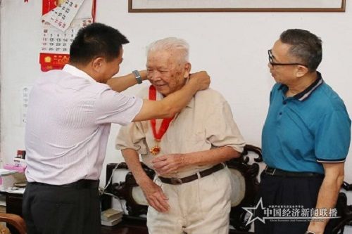 省委老干部局为李光邦颁发“光荣在党50年”纪念章.jpg