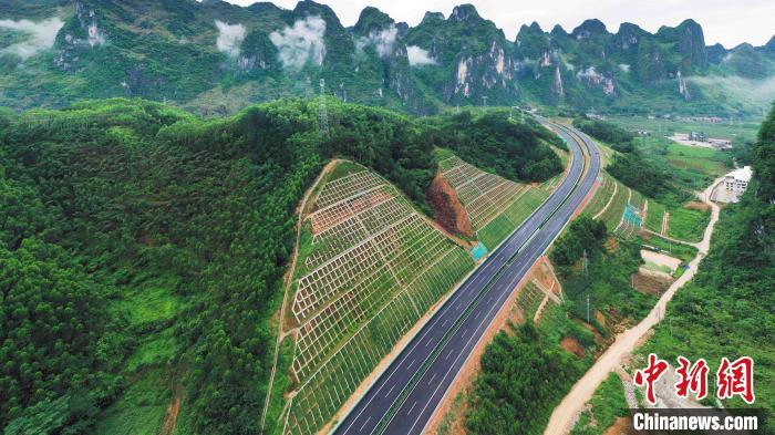 都巴高速解决广西瑶乡民众出行难题。 都巴高速解决广西瑶乡民众出行难题。