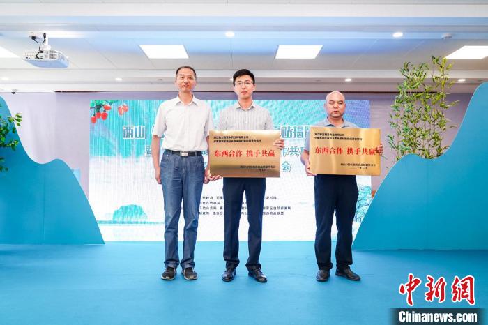 签约授牌现场。石嘴山市委宣传部供图