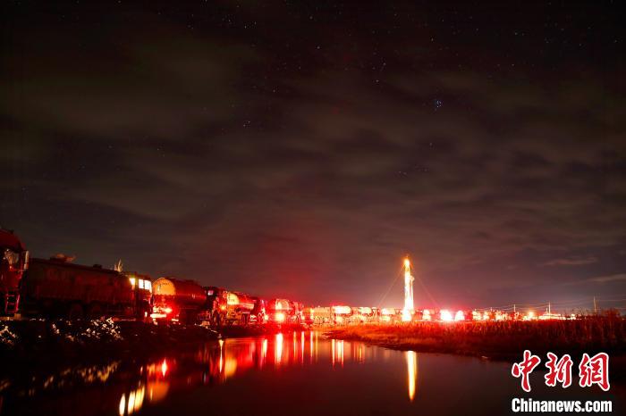 大庆钻探钻技一公司进行夜间固井施工。于馨 摄