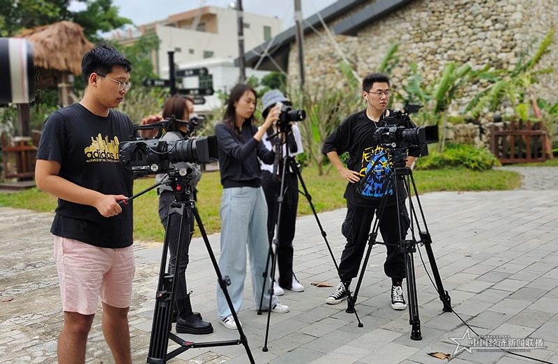 海师中俄班学生在潭门渔港进行纪录片创作.jpg