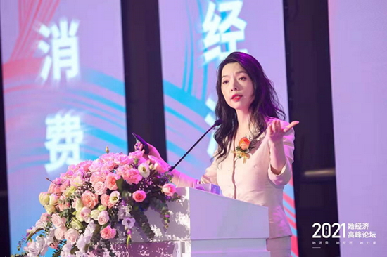 北京师范大学教授、一带一路学院研究员，中央电视台特约财经评论员，中国现代金融学会常务理事万喆作主旨演讲。图片来源：界面海南