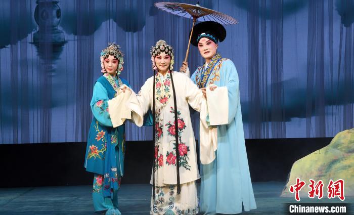 《白蛇传》“断桥”中的白素贞则由福建京剧院中国戏剧梅花奖获得者、程派名家孙劲梅(左二)饰演。记者刘可耕 摄