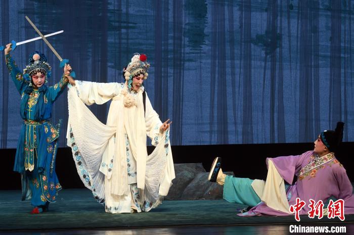 《白蛇传》“断桥”中的白素贞则由福建京剧院中国戏剧梅花奖获得者、程派名家孙劲梅(左二)饰演。记者刘可耕 摄