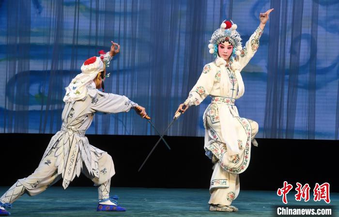 《白蛇传》“盗草”中的白素贞由福建京剧院优秀青年演员郑钰(右)饰演。记者刘可耕 摄