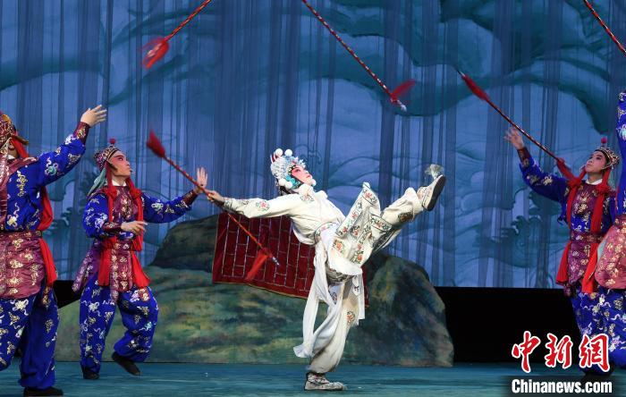 《白蛇传》“盗草”中的白素贞由福建京剧院优秀青年演员郑钰(图中)饰演。记者刘可耕 摄