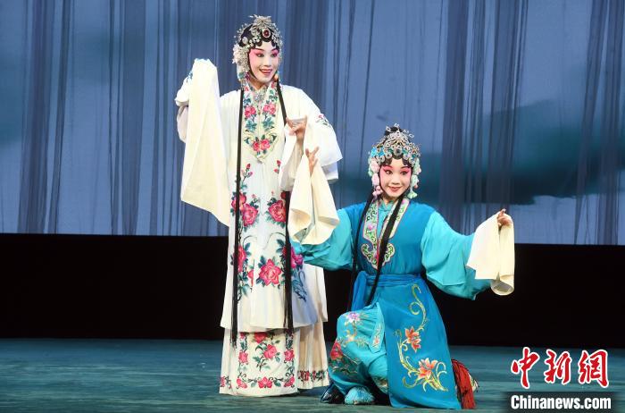 福建京剧院优秀青年演员刘泳渤(左)饰演《白蛇传》“游湖”中的白素贞。记者刘可耕 摄