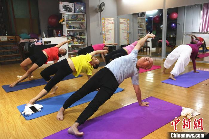 莫斯法在练习瑜伽。朱柳融 摄 莫斯法在练习瑜伽。朱柳融 摄