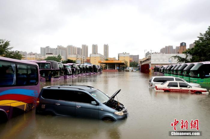 2021年7月21日,暴雨导致城区积水严重。 a target='_blank' href='http://www.chinanews.com/'中新社/a发 王中举 摄 图片来源:CNSPHOTO 2021年7月21日,暴雨导致城区积水严重。 a target='_blank' href='http://www.chinanews.com/'中新社/a发 王中举 摄 图片来源:CNSPHOTO