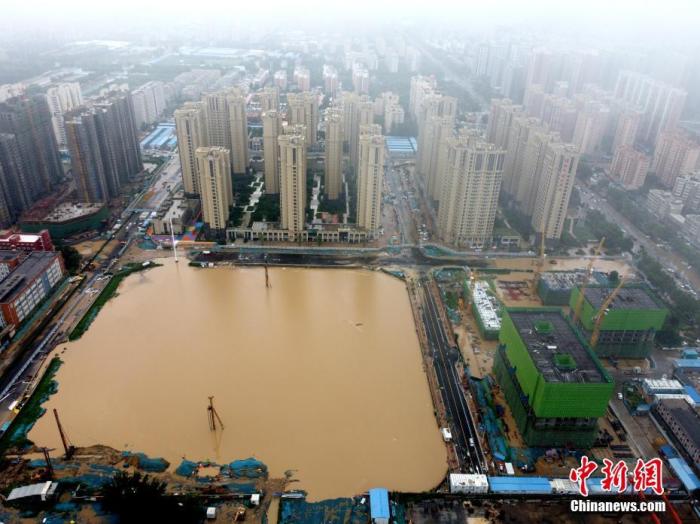 2021年7月21日,暴雨导致城区积水严重。 a target='_blank' href='http://www.chinanews.com/'中新社/a发 王中举 摄 图片来源:CNSPHOTO 2021年7月21日,暴雨导致城区积水严重。 a target='_blank' href='http://www.chinanews.com/'中新社/a发 王中举 摄 图片来源:CNSPHOTO