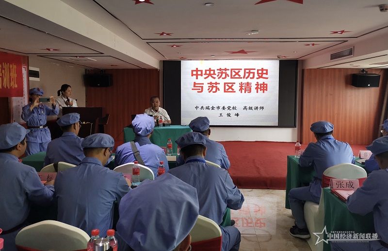 2学员聆听瑞金市委党校王俊峰作《中央苏区历史与苏区精神》专题讲座.jpg