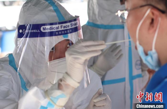 资料图：一周之内，有着900余万人口的南京市已开展两轮全员核酸检测，并开展第三轮全市全员核酸检测。泱波 摄