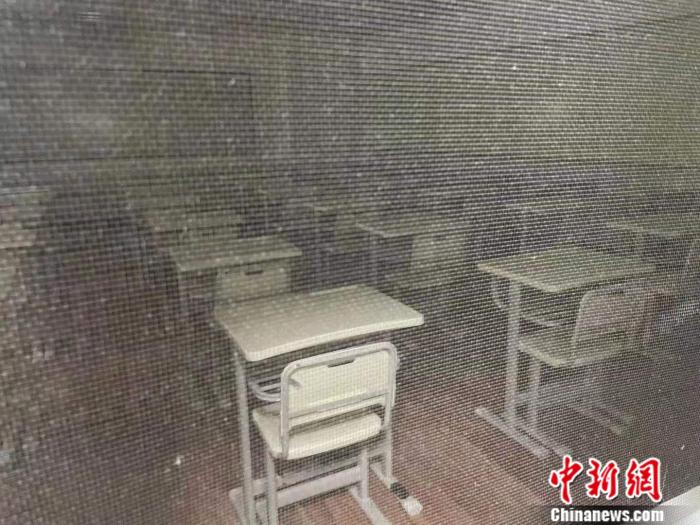 某培训机构空荡荡的教室。 a target='_blank' href='http://www.chinanews.com/' 中新网/a任靖 摄 某培训机构空荡荡的教室。 a target='_blank' href='http://www.chinanews.com/' 中新网/a任靖 摄