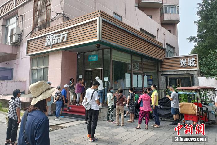 正在等待孩子下课的家长们。a target='_blank' href='http://www.chinanews.com/' 中新网/a 左雨晴 摄 正在等待孩子下课的家长们。a target='_blank' href='http://www.chinanews.com/' 中新网/a 左雨晴 摄