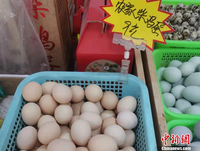 北京市西城区某菜市场内鸡蛋价格。 a target='_blank' href='http://www.chinanews.com/' 中新网/a记者 谢艺观 摄