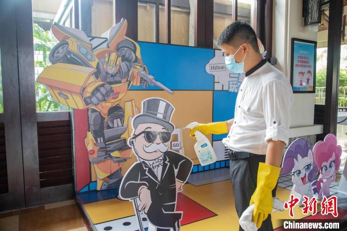 金茂三亚亚龙湾希尔顿大酒店,工作人员对酒店内设施进行消毒作业。甄儒坤供图 金茂三亚亚龙湾希尔顿大酒店,工作人员对酒店内设施进行消毒作业。甄儒坤供图