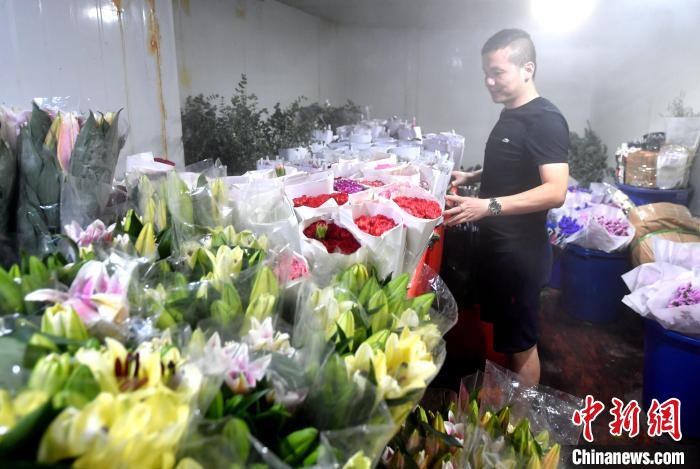 图为:店员正在整理鲜花。吕明 摄 图为:店员正在整理鲜花。吕明 摄