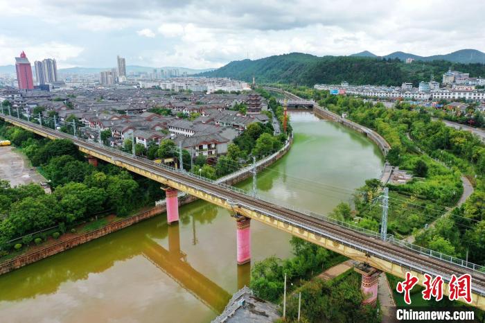 图为广(通)大(理)铁路设备补强和电气化改造顺利完工。蒋忠良 摄 图为广(通)大(理)铁路设备补强和电气化改造顺利完工。蒋忠良 摄