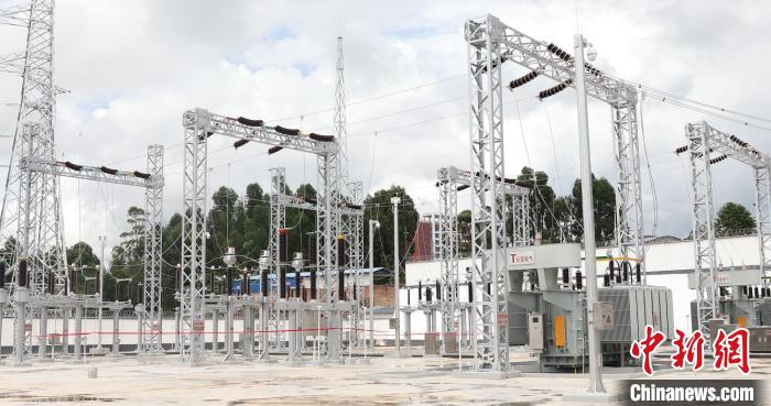 图为广(通)大(理)铁路楚雄西站现代化的牵引变电所。蒋忠良 摄 图为广(通)大(理)铁路楚雄西站现代化的牵引变电所。蒋忠良 摄