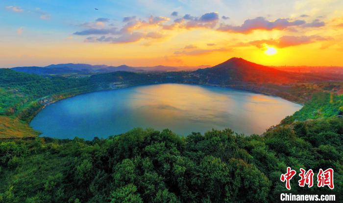 经过近几年的生态治理,如今的凹山采场以青山绿水的全新面貌回归自然。马钢供图 经过近几年的生态治理,如今的凹山采场以青山绿水的全新面貌回归自然。马钢供图