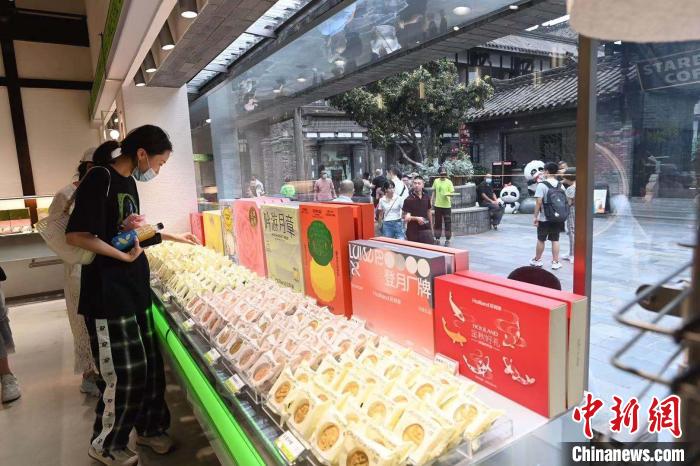 顾客选购月饼。安源 摄