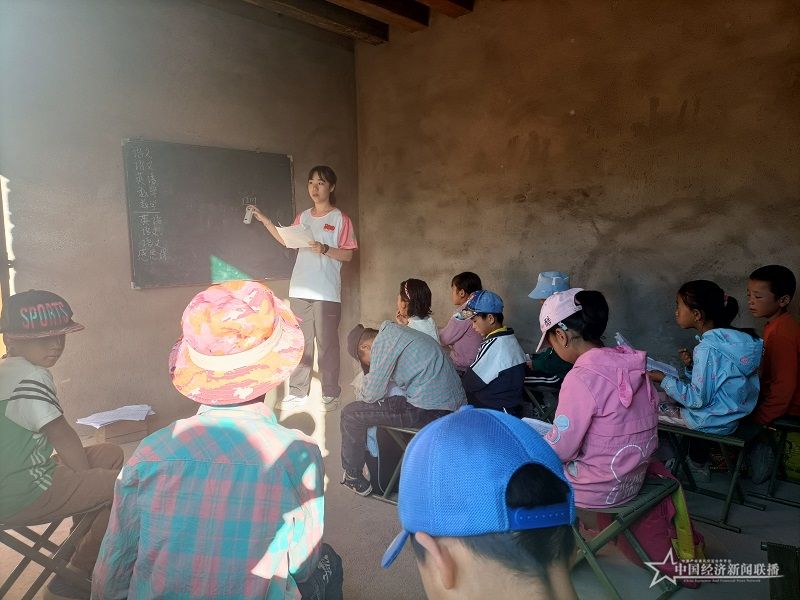 2志愿者老师在上课,同学们在认真听讲 胡凯微 摄.jpg