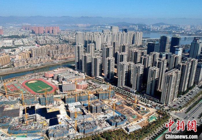 资料图:航拍福州市闽江畔一处新建住宅。 a target='_blank' href='http://www.chinanews.com/'中新社/a记者 吕明 摄 资料图:航拍福州市闽江畔一处新建住宅。 a target='_blank' href='http://www.chinanews.com/'中新社/a记者 吕明 摄