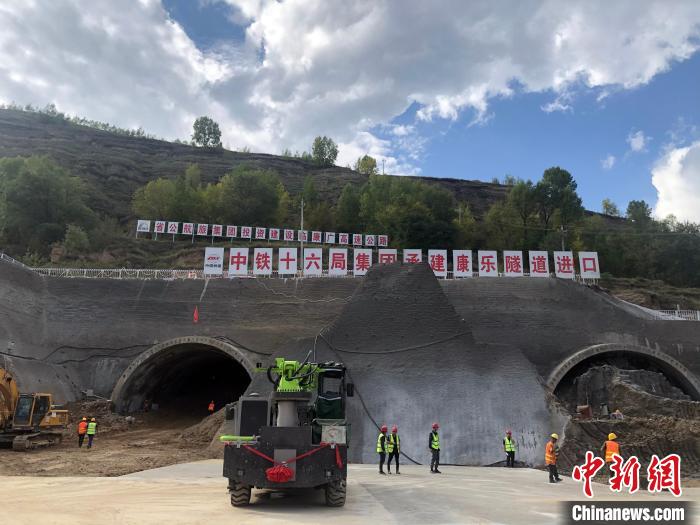 图为施工现场。徐克荣 摄 图为施工现场。徐克荣 摄