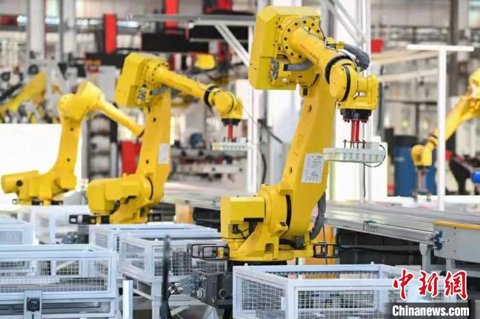 在湖南，许多制造业企业生产车间都实现了智能化。三一供图