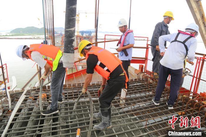 员工正在珠机城际铁路金海大桥项目鹤洲侧68号墩(左幅)浇筑1号块混凝土情景。孟庆虎 摄