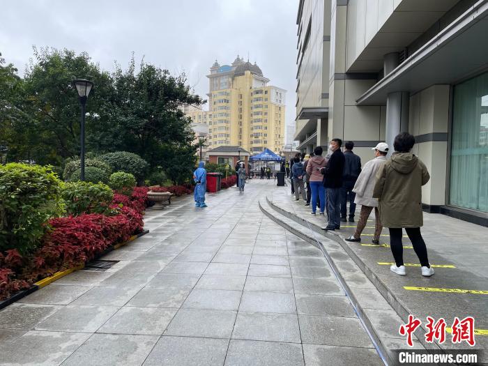 哈尔滨市市民排队做核酸检测。刘锡菊 摄
