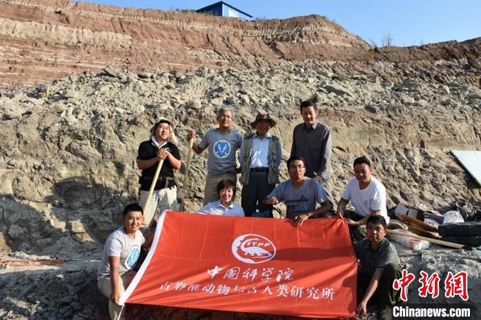 中科院古脊椎所野外科考队在野外工作合影(图片来自张立召)。中科院古脊椎所 供图