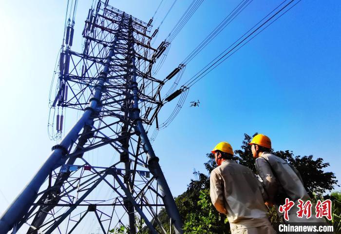 资料图:对输电线路开展特巡。韩薇 摄 资料图:对输电线路开展特巡。韩薇 摄