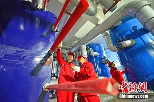 资料图:技术人员巡检供暖设备运行情况。a target='_blank' href='http://www.chinanews.com/'中新社/a发 仝江 摄 资料图:技术人员巡检供暖设备运行情况。a target='_blank' href='http://www.chinanews.com/'中新社/a发 仝江 摄