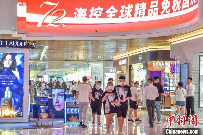 海控全球精品免税城购物的游客。骆云飞摄 摄 海控全球精品免税城购物的游客。骆云飞摄 摄