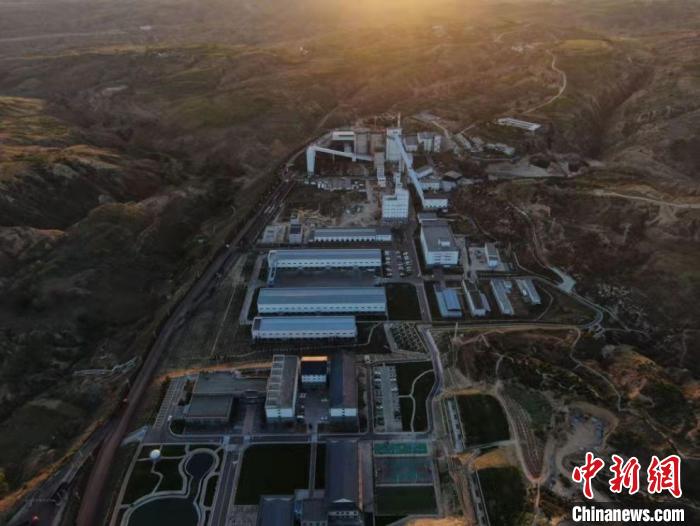 图为麻地梁煤矿鸟瞰图。金墨 摄