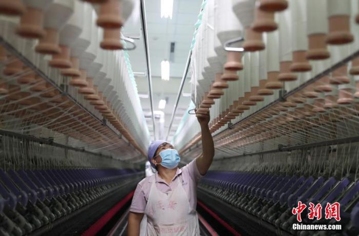 资料图:工作人员在一座纺织扶贫车间的生产线上忙碌。a target='_blank' href='http://www.chinanews.com/'中新社/a记者 于晶 摄 资料图:工作人员在一座纺织扶贫车间的生产线上忙碌。a target='_blank' href='http://www.chinanews.com/'中新社/a记者 于晶 摄