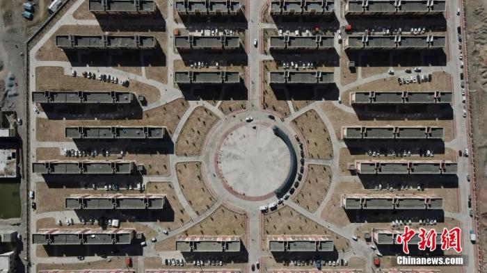资料图:航拍青海省杂多县易地扶贫搬迁小区。a target='_blank' href='http://www.chinanews.com/'中新社/a记者 苏丹 摄 资料图:航拍青海省杂多县易地扶贫搬迁小区。a target='_blank' href='http://www.chinanews.com/'中新社/a记者 苏丹 摄