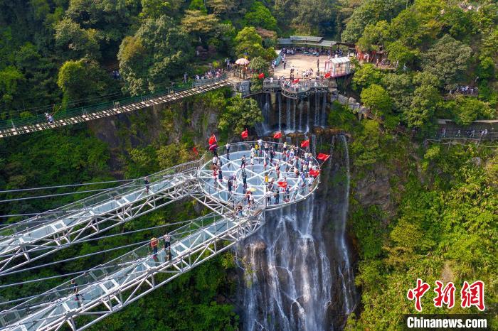 清远古龙峡空中玻璃景观平台 柳青 摄 清远古龙峡空中玻璃景观平台 柳青 摄