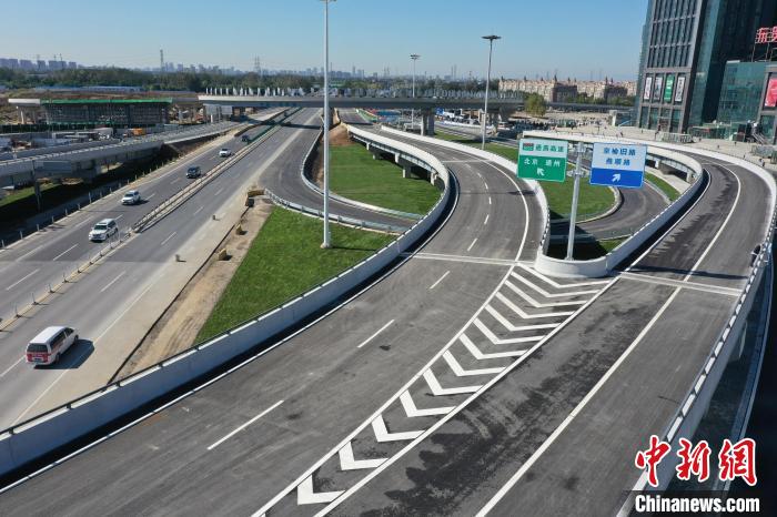 图为通燕高速燕郊出口立交枢纽。刘向 摄