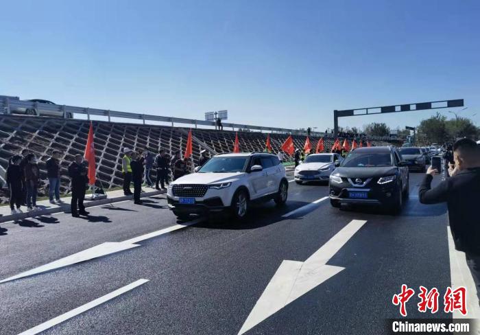图为开通仪式后首批驶过燕郊出口立交枢纽的车辆。宋敏涛 摄