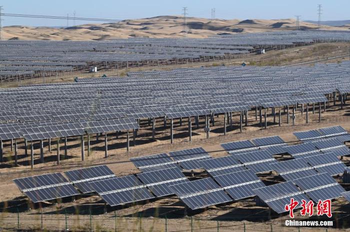 资料图:运行中的达拉特光伏基地。 刘文华 摄 资料图:运行中的达拉特光伏基地。 刘文华 摄