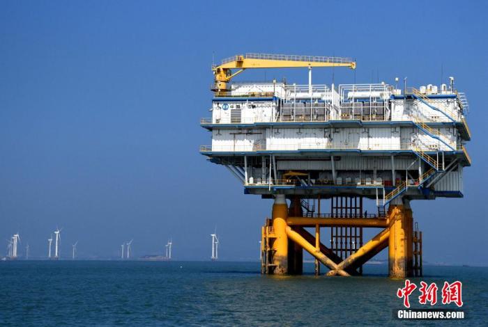 资料图:福建省福清市兴化湾海上风电升压站。 陈蒸 摄 资料图:福建省福清市兴化湾海上风电升压站。 陈蒸 摄
