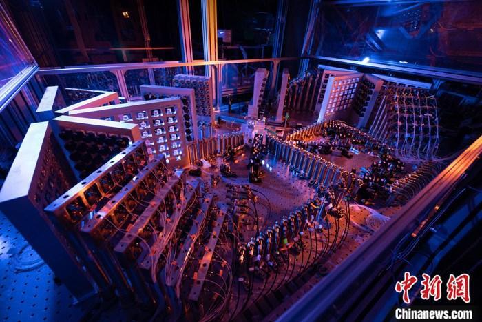  资料图为 “九章二号”144模式干涉仪(部分)实验照片。 a target='_blank' href='http://www.chinanews.com/'中新社/a发 中国科学技术大学 供图 