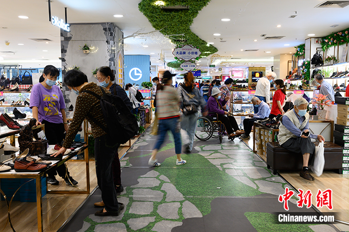 图为10月26日，民众在广州王府井选购商品。 a target='_blank' href='http://www.chinanews.com/'中新社/a记者 陈楚红 摄