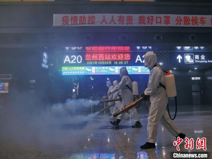 资料图：连日来，兰州西站进行“地毯式”消杀，保旅客出行安全。杨艳敏 摄