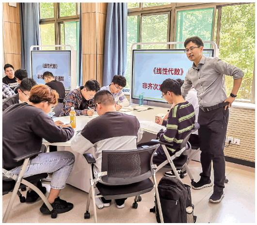 山东财经大学数学与数量经济学院副教授宋浩(右一)在为学生上课,他在B站已拥有246万粉丝。(受访者供图) 山东财经大学数学与数量经济学院副教授宋浩(右一)在为学生上课,他在B站已拥有246万粉丝。(受访者供图)